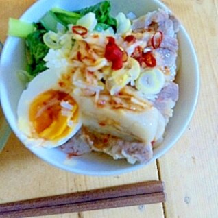 豚バラと小松菜のうま辛丼